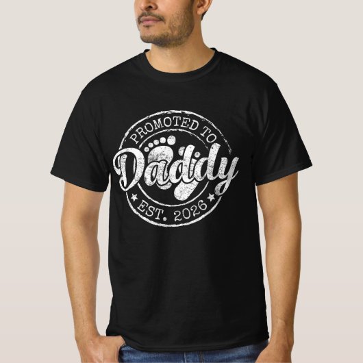 Hij werd gepromoveerd tot Daddy Est. 2026, nieuwe T-shirt (Voorkant)