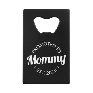 Hij werd gepromoveerd tot Mama Est. 2026 I Creditkaart Flessenopener