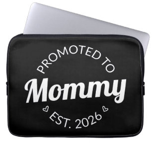 Hij werd gepromoveerd tot Mama Est. 2026 I Laptop Sleeve