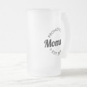 Hij werd gepromoveerd tot Mama Est. 2026 I Matglas Bierpul (Voorkant rechts)