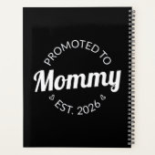 Hij werd gepromoveerd tot Mama Est. 2026 I Planner (Achterkant)