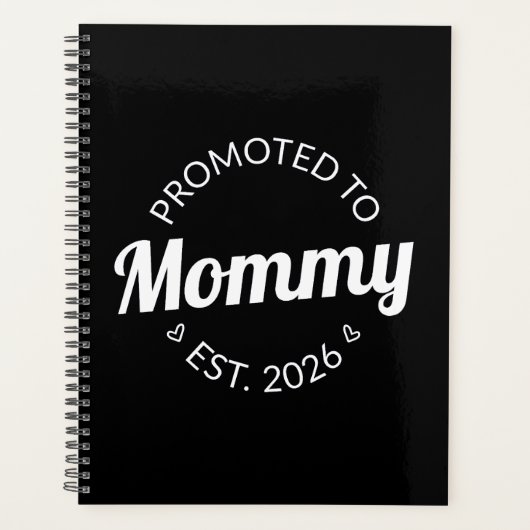 Hij werd gepromoveerd tot Mama Est. 2026 I Planner (Voorkant)