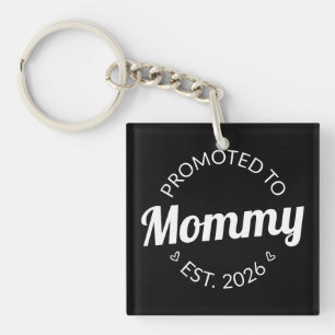 Hij werd gepromoveerd tot Mama Est. 2026 I Sleutelhanger