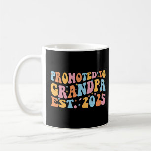 Hij werd gepromoveerd tot opa Est. 2025 III Koffiemok