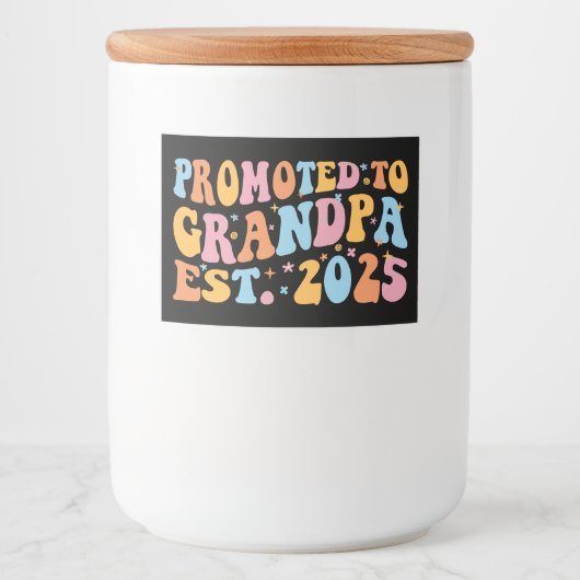 Hij werd gepromoveerd tot opa Est. 2025 III Voedselcontainer Etiket (Voorkant)