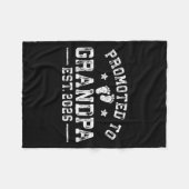 Hij werd gepromoveerd tot opa Est. 2026 Grootouder Fleece Deken (Voorkant (Horizontaal))