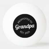 Hij werd gepromoveerd tot opa Est. 2026 I Pingpongbal (Achterkant)