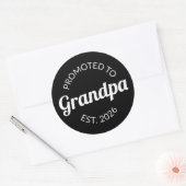 Hij werd gepromoveerd tot opa Est. 2026 I Ronde Sticker (Envelop)