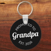 Hij werd gepromoveerd tot opa Est. 2026 I Sleutelhanger (Voorkant)