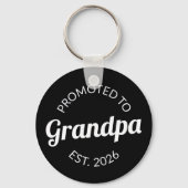 Hij werd gepromoveerd tot opa Est. 2026 I Sleutelhanger (Achterkant)