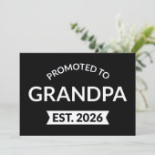 Hij werd gepromoveerd tot opa Est. 2026 II (Staand voorkant)