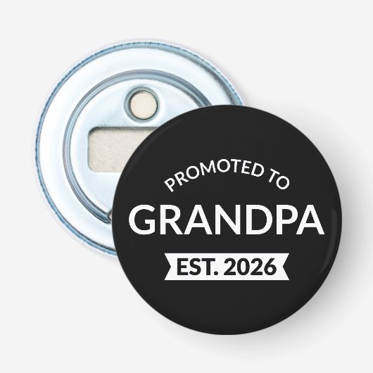 Hij werd gepromoveerd tot opa Est. 2026 II Button Flesopener (Voorkant)