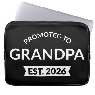 Hij werd gepromoveerd tot opa Est. 2026 II Laptop Sleeve