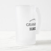 Hij werd gepromoveerd tot opa Est. 2026 II Matglas Bierpul (Voorkant rechts)