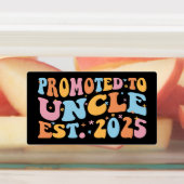 Hij werd gepromoveerd tot Uncle Est. 2025 III Labels (Aangebracht)