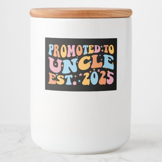 Hij werd gepromoveerd tot Uncle Est. 2025 III Voedselcontainer Etiket (Voorkant)