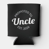 Hij werd gepromoveerd tot Uncle Est. 2026 I Blikjeskoeler (Voorkant)