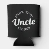 Hij werd gepromoveerd tot Uncle Est. 2026 I Blikjeskoeler (Achterkant)