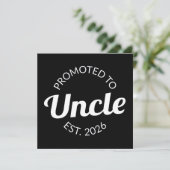 Hij werd gepromoveerd tot Uncle Est. 2026 I Feestdagenkaart (Staand voorkant)
