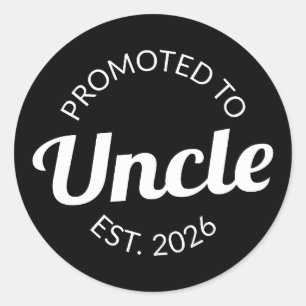 Hij werd gepromoveerd tot Uncle Est. 2026 I Ronde Sticker