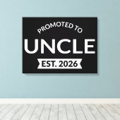 Hij werd gepromoveerd tot Uncle Est. 2026 II Canvas Afdruk (Insitu (Houten vloer))