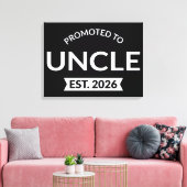 Hij werd gepromoveerd tot Uncle Est. 2026 II Canvas Afdruk (Insitu (Woonkamer))