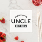 Hij werd gepromoveerd tot Uncle Est. 2026 II Servet (Insitu)