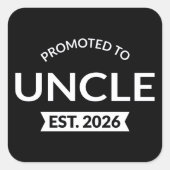 Hij werd gepromoveerd tot Uncle Est. 2026 II Vierkante Sticker (Voorkant)