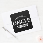 Hij werd gepromoveerd tot Uncle Est. 2026 II Vierkante Sticker (Envelop)
