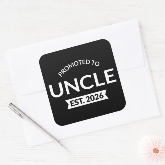 Hij werd gepromoveerd tot Uncle Est. 2026 II Vierkante Sticker (Envelop)