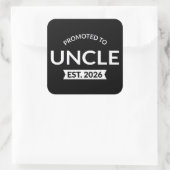 Hij werd gepromoveerd tot Uncle Est. 2026 II Vierkante Sticker (Tas)