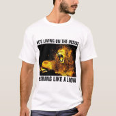 HIJ WOONT AAN DE BINNENKANT ALS EEN LION. T-SHIRT (Voorkant)