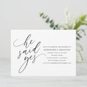 Hij zei ja Modern Black Script Engagement Party Kaart (Staand voorkant)