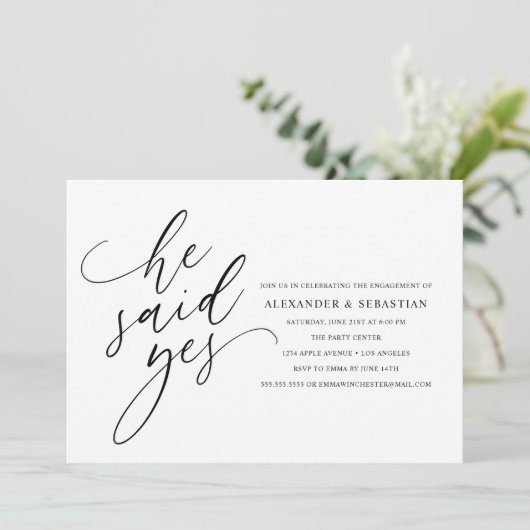 Hij zei ja Modern Black Script Engagement Party Kaart (Staand voorkant)
