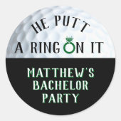 Hij Zette Een Ring Om Het Golf Bachelorfeest Ronde Sticker (Voorkant)