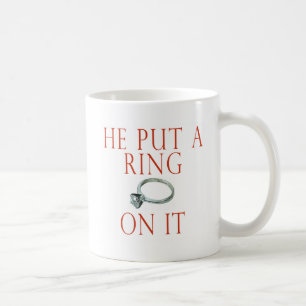 Hij zette een ring op het briefje koffiemok