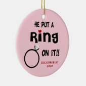 Hij zette een Ring op het Dated Ornament (Rechts)