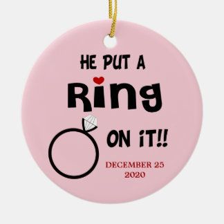 Hij zette een Ring op het Dated Ornament