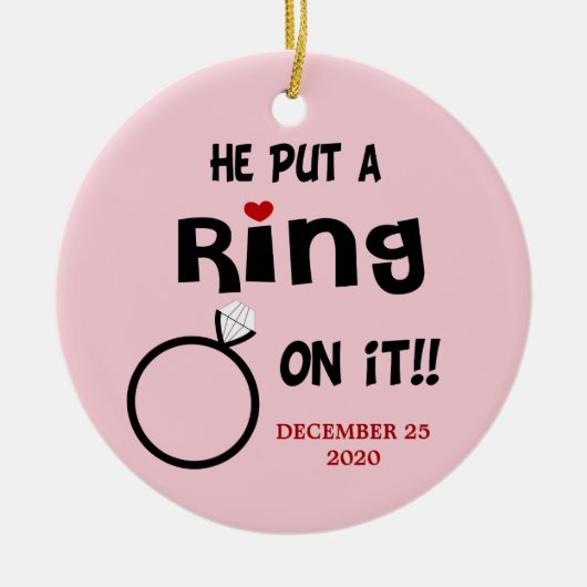 Hij zette een Ring op het Dated Ornament (Voorkant)