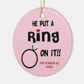Hij zette een Ring op het Dated Ornament (Links)