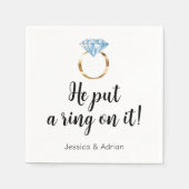 Hij zette een Ring op het Diamond Ring Engagement  Servet (Voorkant)