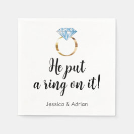 Hij zette een Ring op het Diamond Ring Engagement  Servet