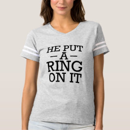 Hij zette een ring op het grappige verloofde bruid t-shirt