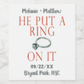Hij zette een ring op het persoonlijke Verloving Wijn Etiket (Enkel label)