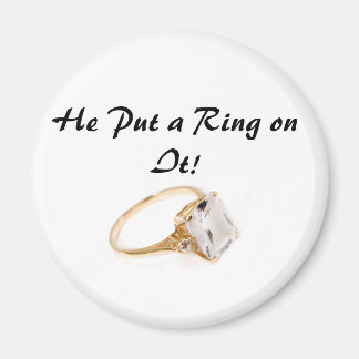 Hij zette een ring op het/sparen de Datum Magneet