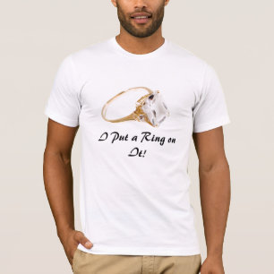 Hij zette een Ring op het/sparen de Datum T-shirt
