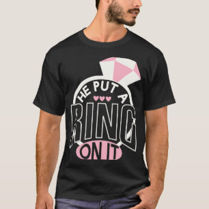 Hij zette een ring op het Verloving. T-shirt