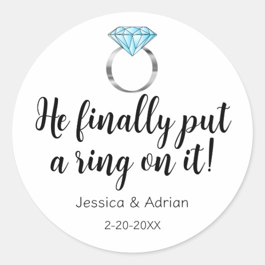 Hij zette eindelijk een Ring op het Diamond Weddin Ronde Sticker (Voorkant)