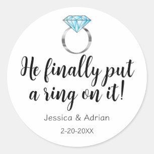 Hij zette eindelijk een Ring op het Diamond Weddin Ronde Sticker
