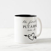 Hij zette eindelijk een ring op het Mok (Voorkant rechts)